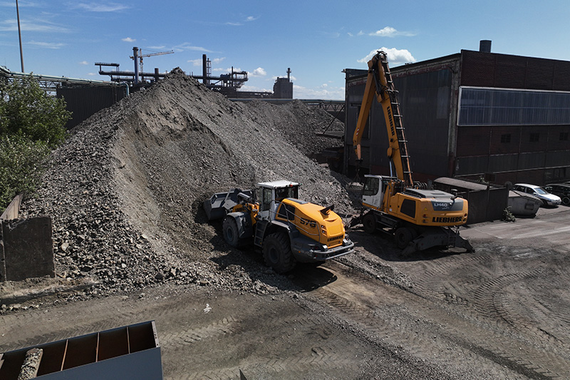 Power trio at HEIS: Liebherr earthmoving machines at work