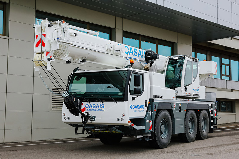 Reliability that impresses: Bluway launches new Liebherr 3-axle crane for Casais in Angola