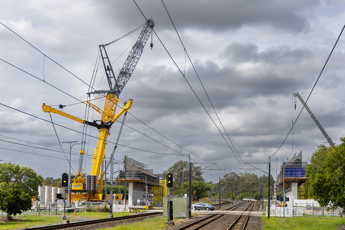 New pre-used crane for Universal Cranes: LTR 11200 modernises level crossing