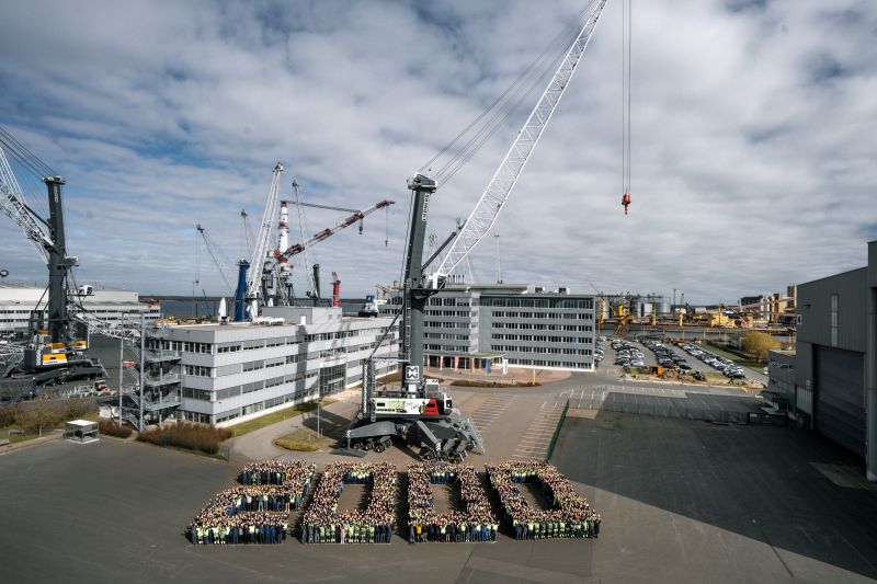 Liebherr manufactures 2,000th LHM