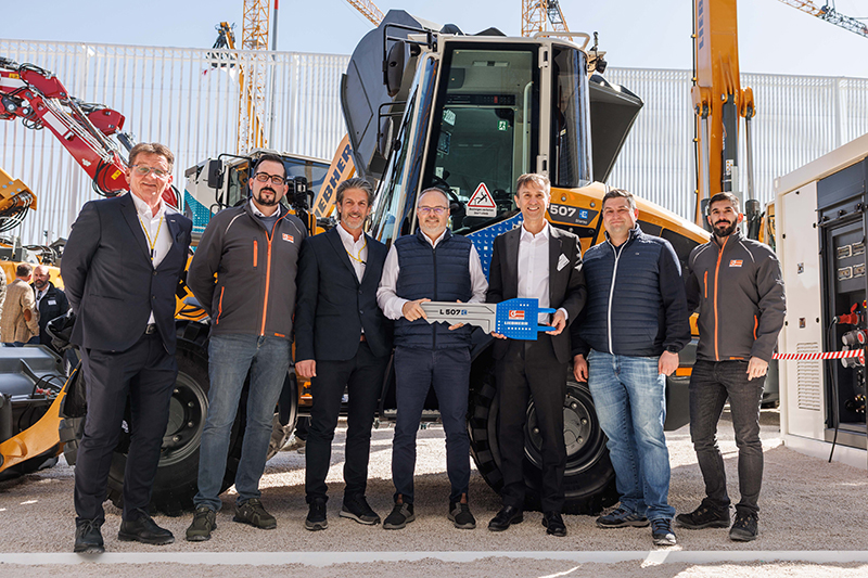 Handing over the keys at Bauma 2025: Leyrer + Graf delighted with the first battery-electric L 507 E