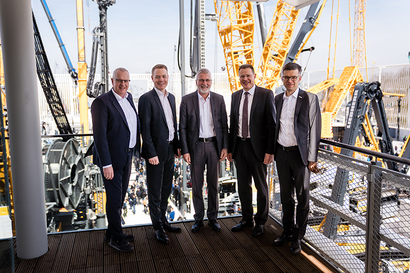 Bauma 2025: Liebherr begrüßt Ehinger Lokalpolitiker