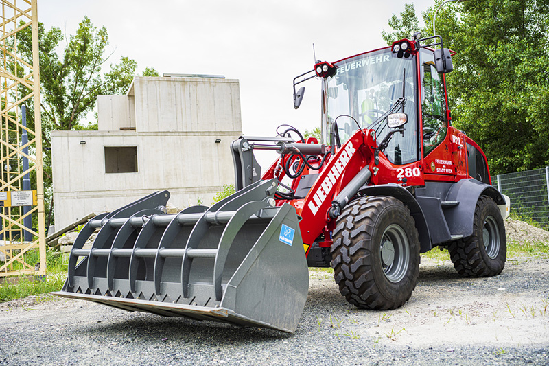 Kolový nakladač Liebherr ve službách vídeňských hasičů