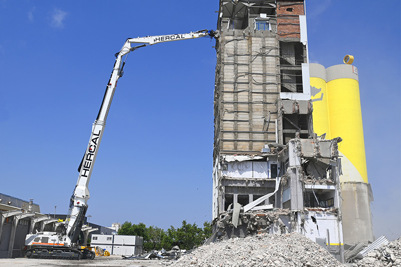Liebherr R 980 Demolition: Hercal leads the way with the largest demolition excavator in the Iberian Peninsula