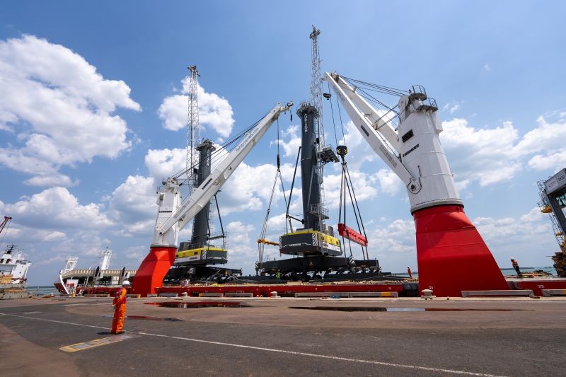 Eight Liebherr heavy-lift ship cranes equip the dship fleet - Liebherr