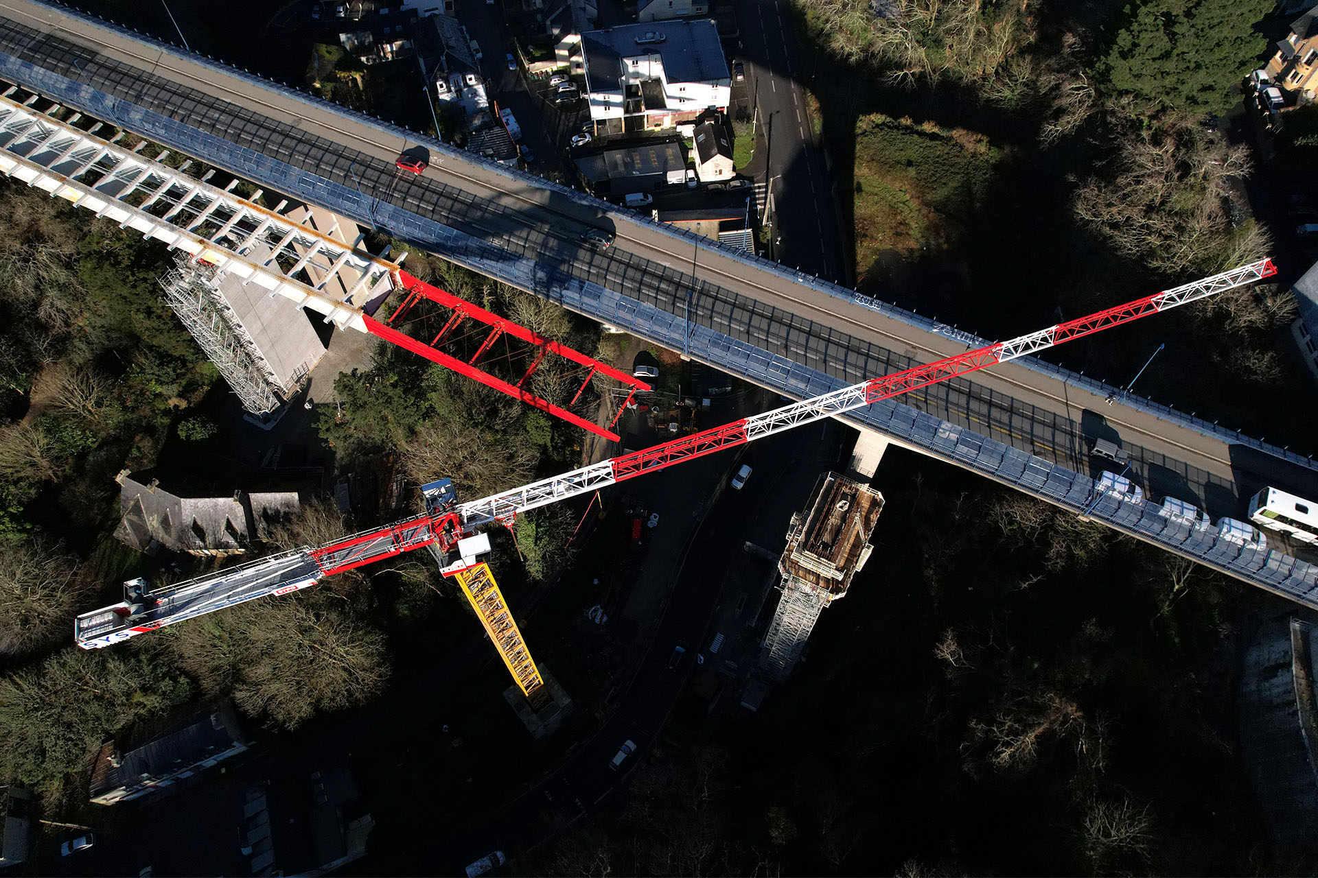 Liebherr fibre cranes support the construction of a new tramway bridge in Brest