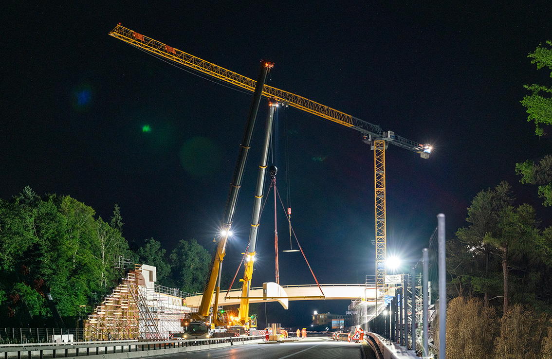 Three Liebherr cranes on night shift for bridge construction