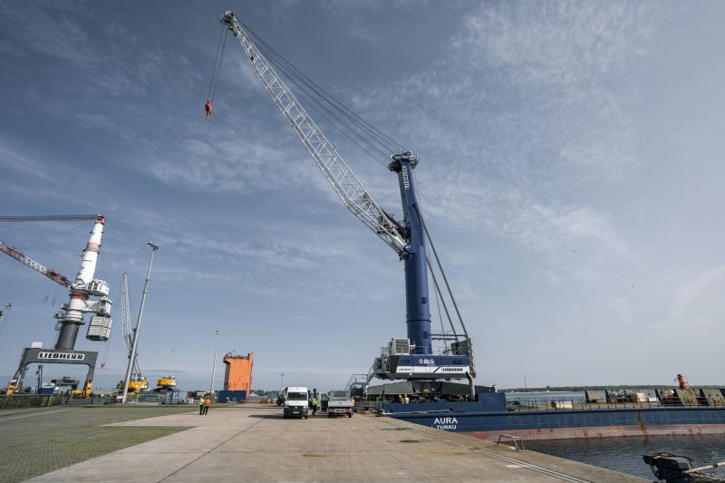 Liebherr LHM 550 strengthens heavy-lift operations of BLG LOGISTICS in Bremerhaven