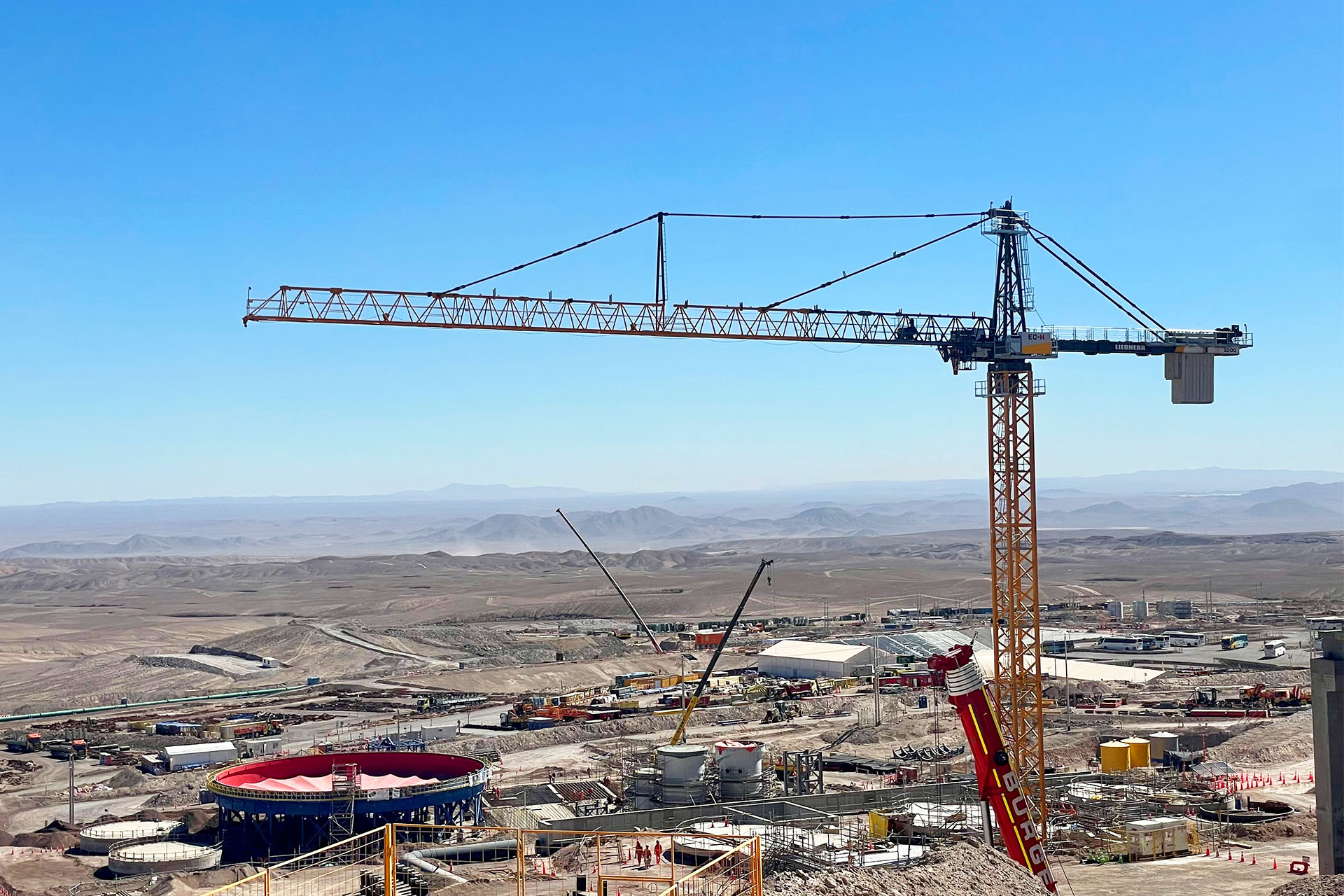 Liebherr übergibt 1000 EC-H an Centinela Copper Mine in Chile