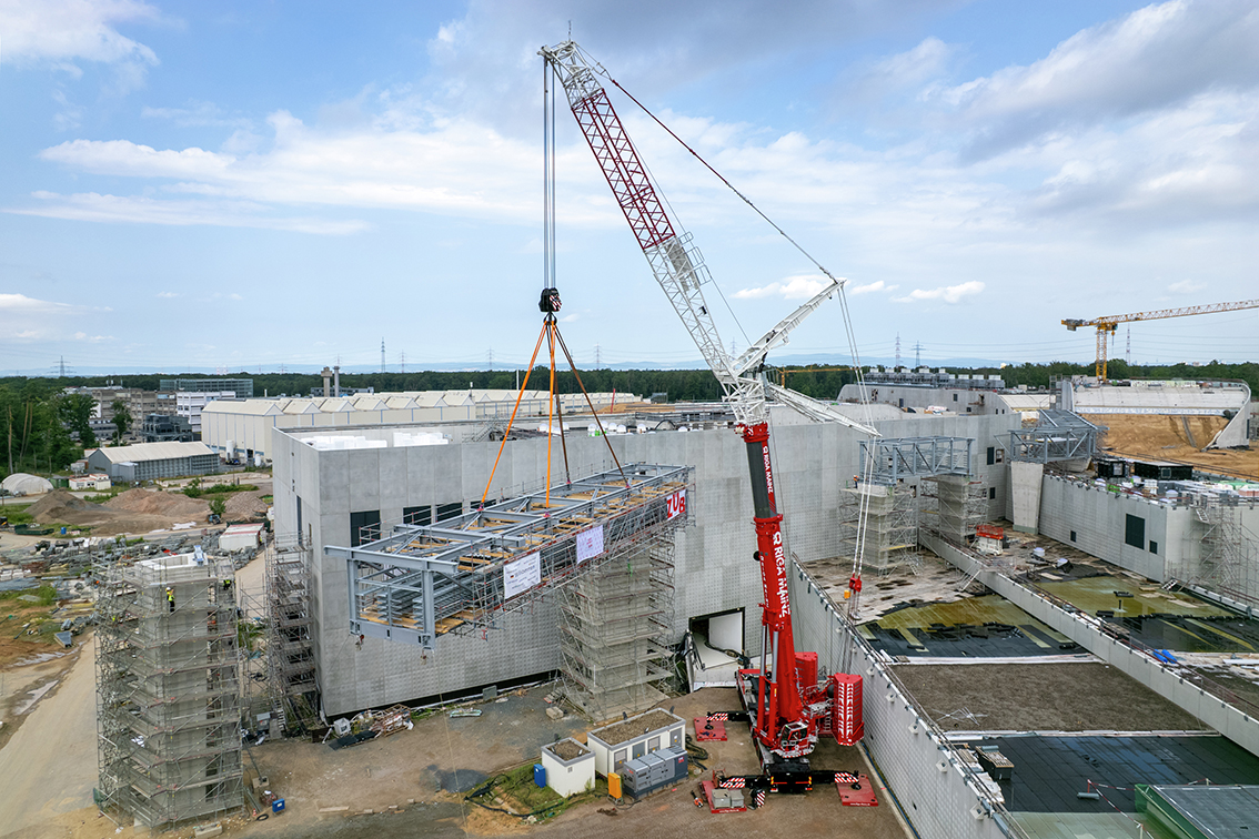 Liebherr mobile cranes construct research facility: “Only possible with the LTM 1650-8.1”