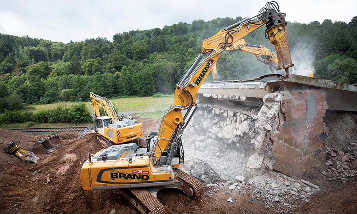 Zeller Brücke erfolgreich gesprengt – Liebherr-Erdbewegungsmaschinen machen „Platz für Neues“