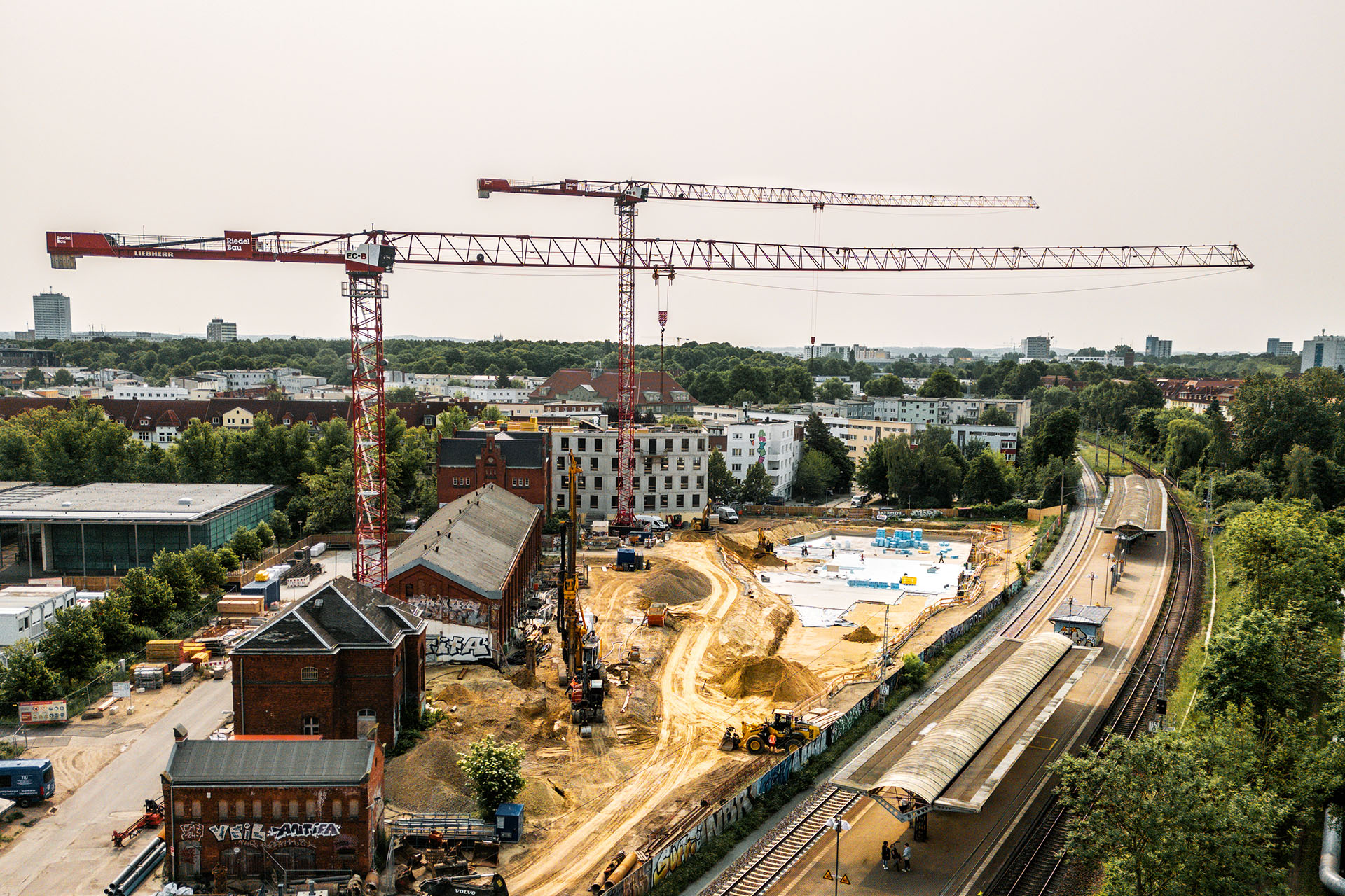 Liebherr-Krane der Riedel Bau AG unterstützen Neubauprojekt ULMICUM in Rostock