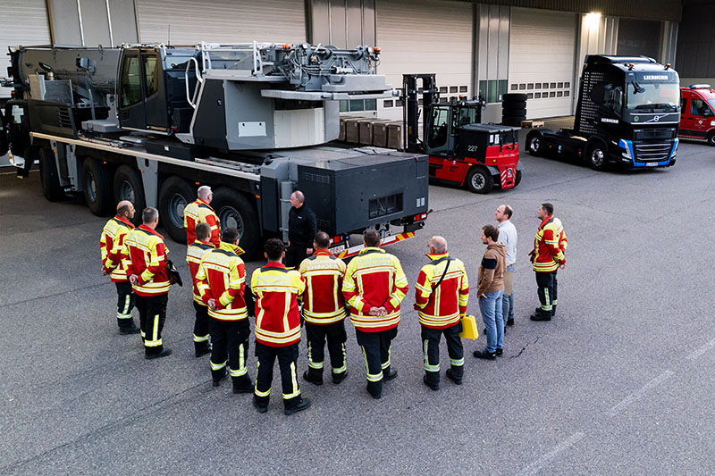Sicherheit im Fokus: Feuerwehr Ehingen und Liebherr trainieren den Ernstfall mit E-Fahrzeugen