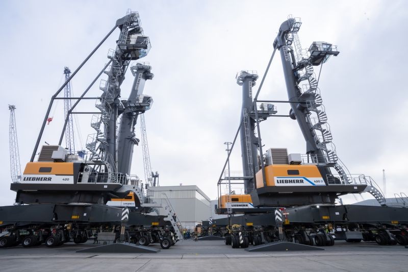 Electric power drives Liebherr's latest crane deliveries to Italy