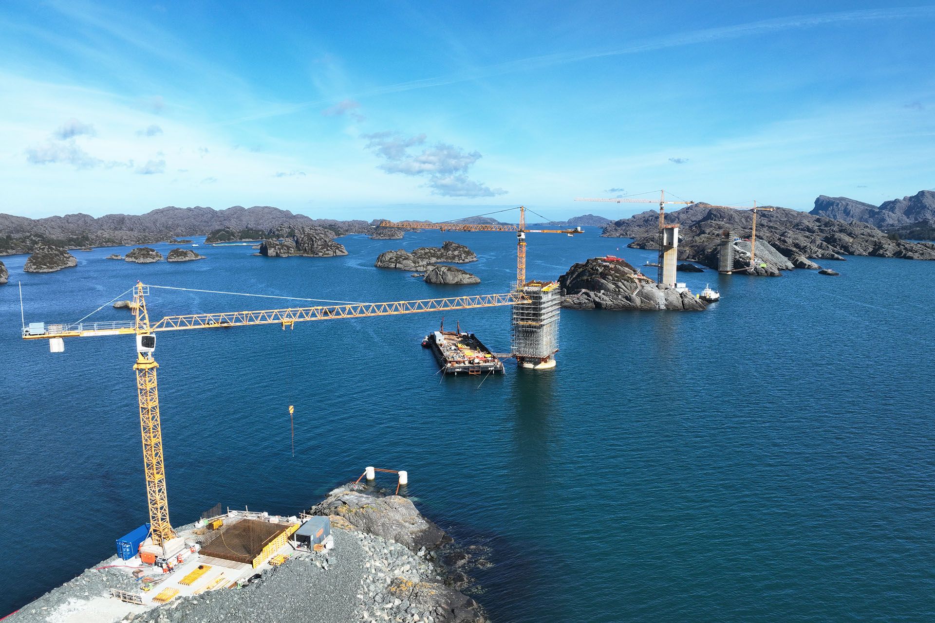 Liebherr Krane trotzen Wind und Wellen beim Bau der Ytre Steinsund Brücke in Norwegen