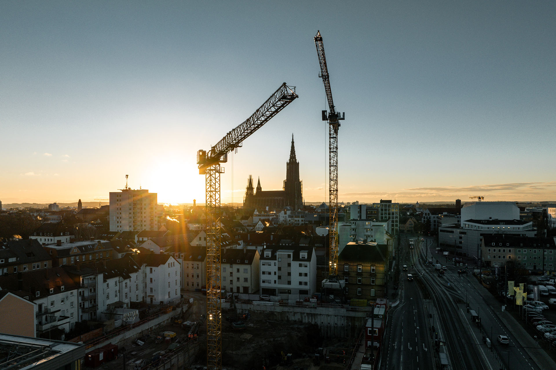 Zwei Liebherr-Krane unterstützen Bauprojekt in Ulm vor beeindruckender Kulisse