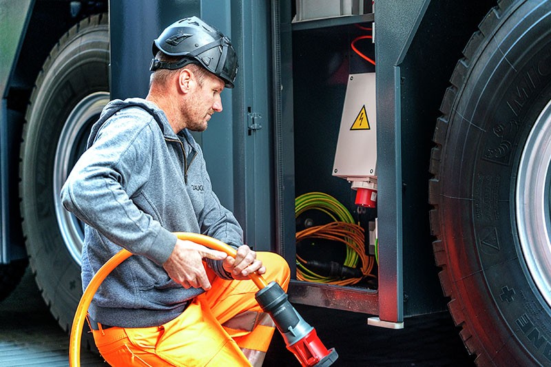 First MK 120-5.1E installs emergency roofs in Bern - Liebherr