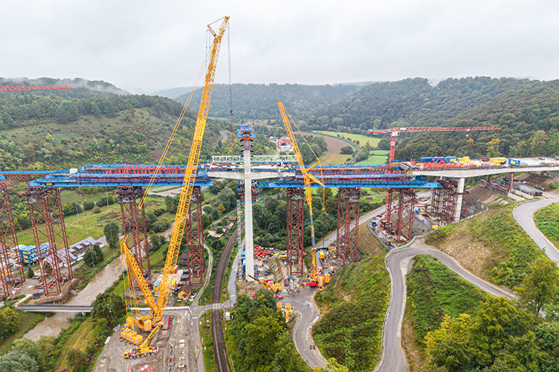 Wiesbauer hebt 100-Tonnen-Stahlbleche mit LR 1700-1.0 und LTM 1650-8.1 auf die neue Neckartalbrücke
