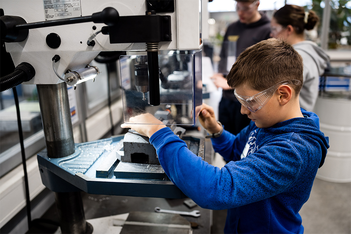 Technik hautnah erleben: Mittelstufe der Franz von Sales Schule tüftelt bei Liebherr