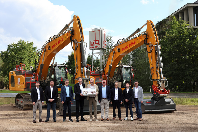 25 Liebherr-Maschinen für die Firmengruppe Max Bögl
