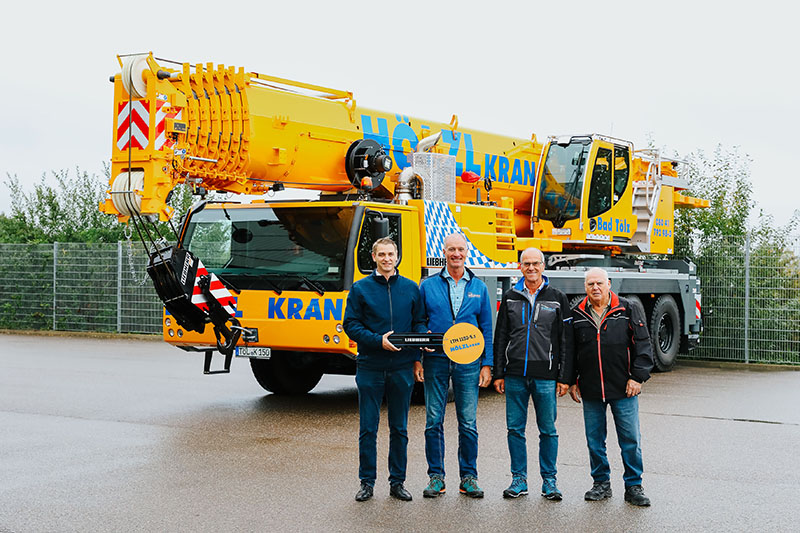 Auf der Bauma bestellt und zur Wiesn ausgeliefert: Hölzl übernimmt Liebherr-Mobilkran LTM 1150-5.3