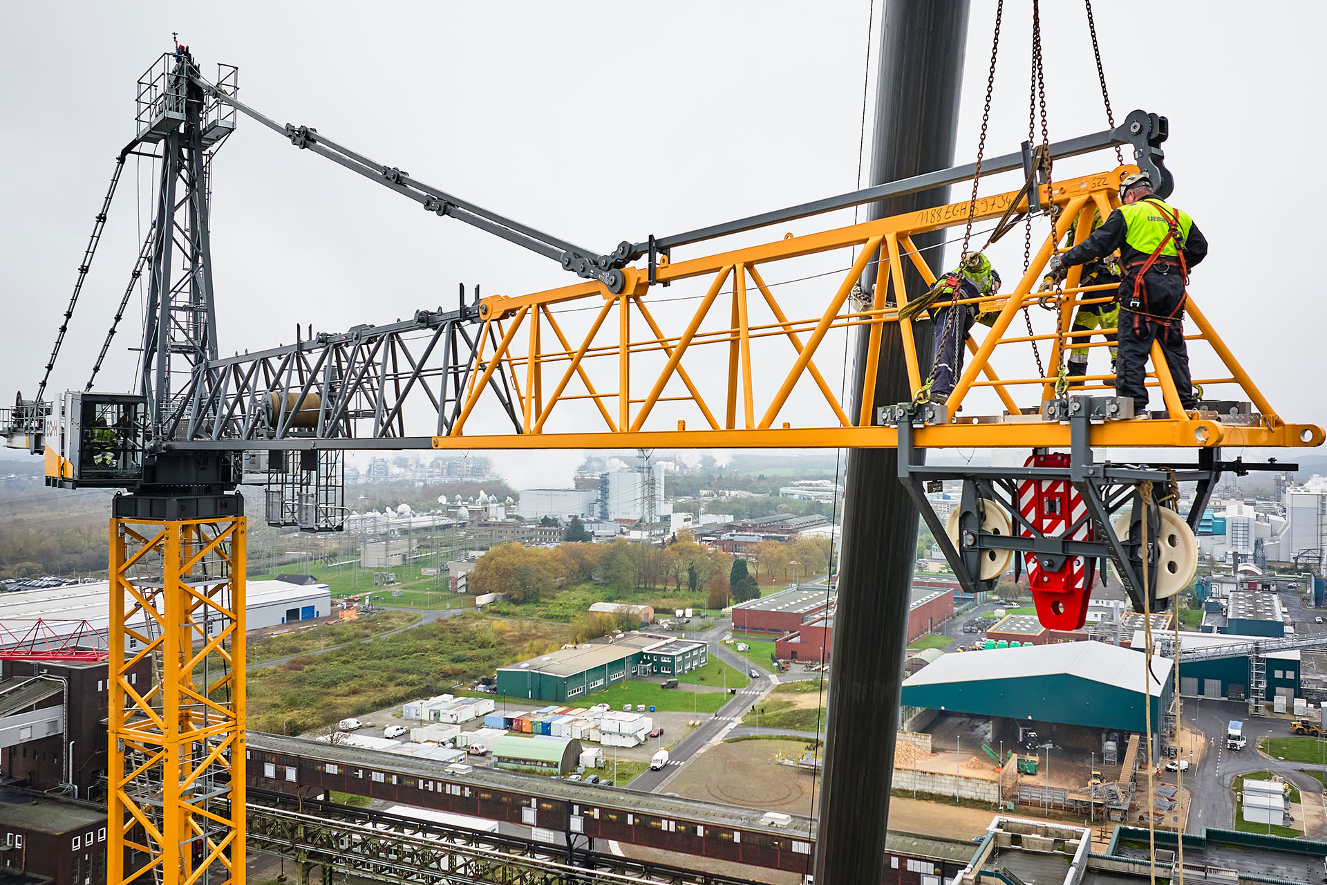 Deutschlandpremiere für stärksten Liebherr-High-Top-Kran: 1188EC-H 40 Fibre unterstützt RWE-Großprojekt in Hürth