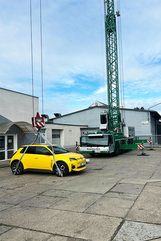 Liebherr mobile construction cranes on international roadshow