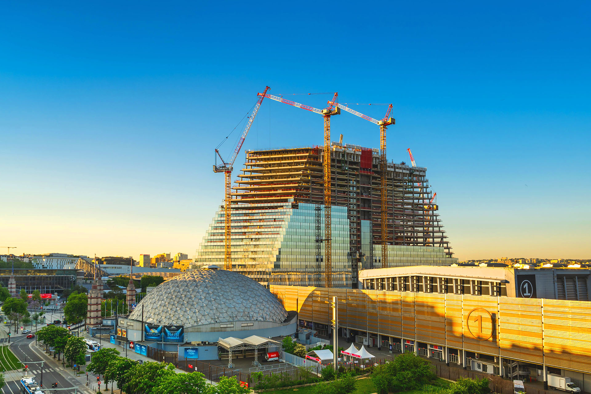 Four Liebherr cranes in spectacular Paris construction