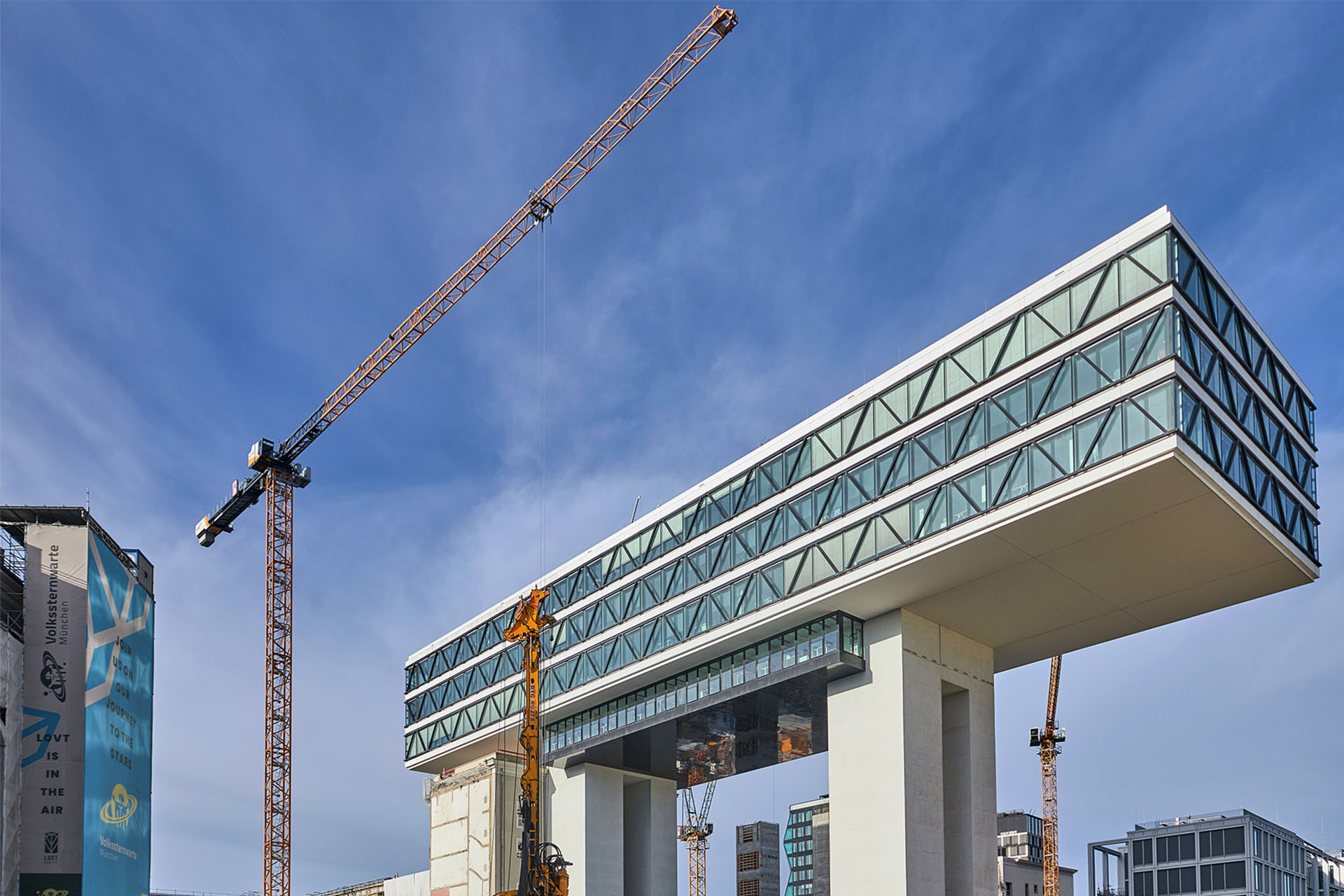 Powerful cranes for bold visions: Liebherr supports the LOVT Vision urban development project in Munich