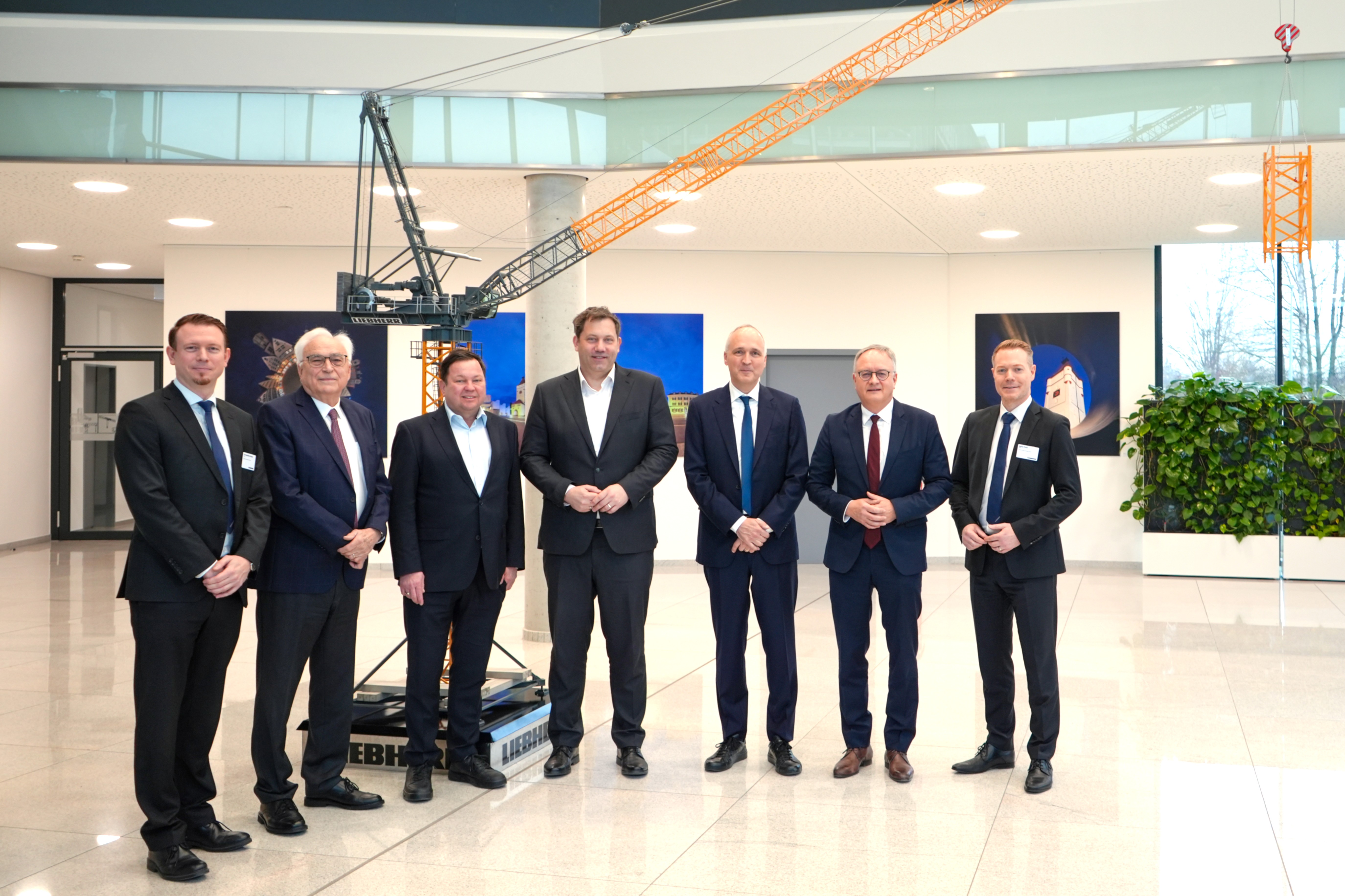 Die Zukunft der Industrie: Vizekanzler Lars Klingbeil zu Gast bei Liebherr in Biberach