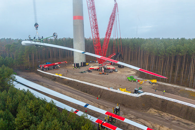 Three Liebherr 800-tonne cranes at a wind farm