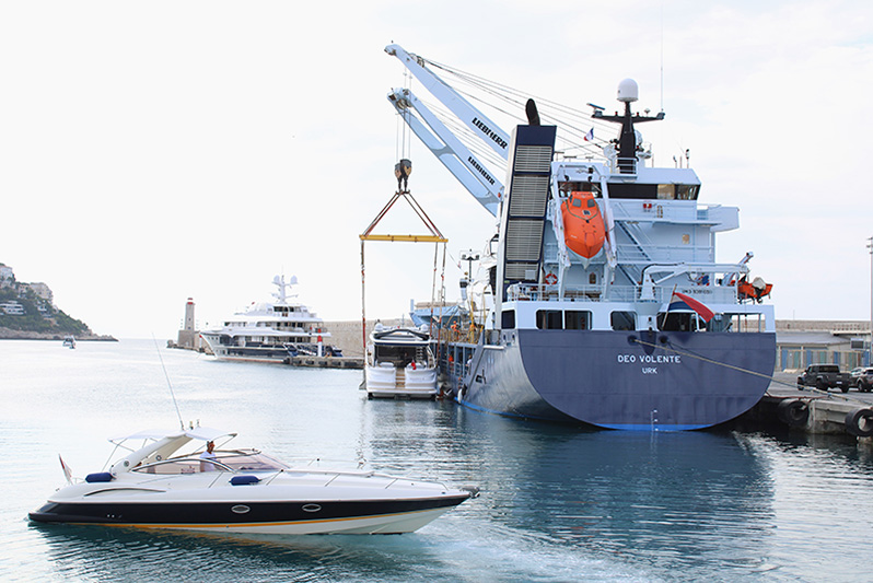Hartman Seatrade strengthens its fleet with two Liebherr LS 250 ship cranes