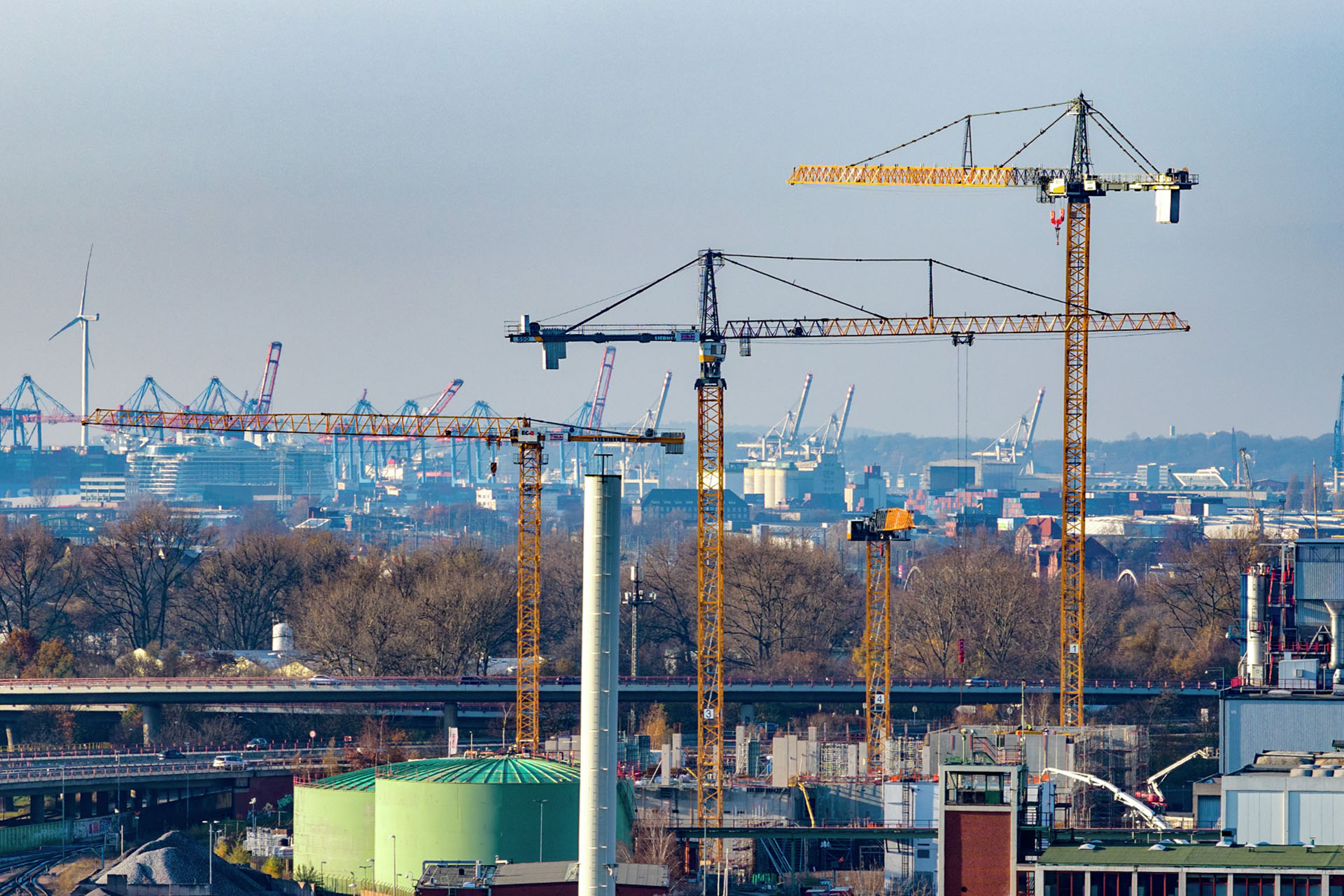 Maximum lifting capacity for a sustainable industrial project: Liebherr cranes in operation at Aurubis in Hamburg