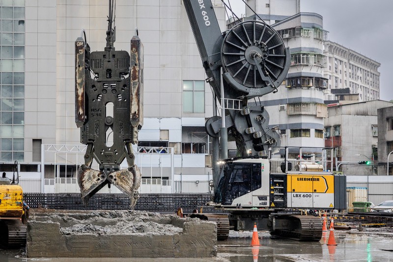 Teamwork in Taiwan: LBX 600 paves the way for slurry wall cutter