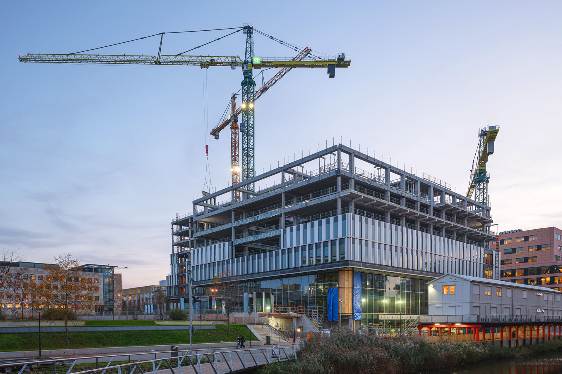 Liebherr high-top cranes drive progress on office development in Amsterdam