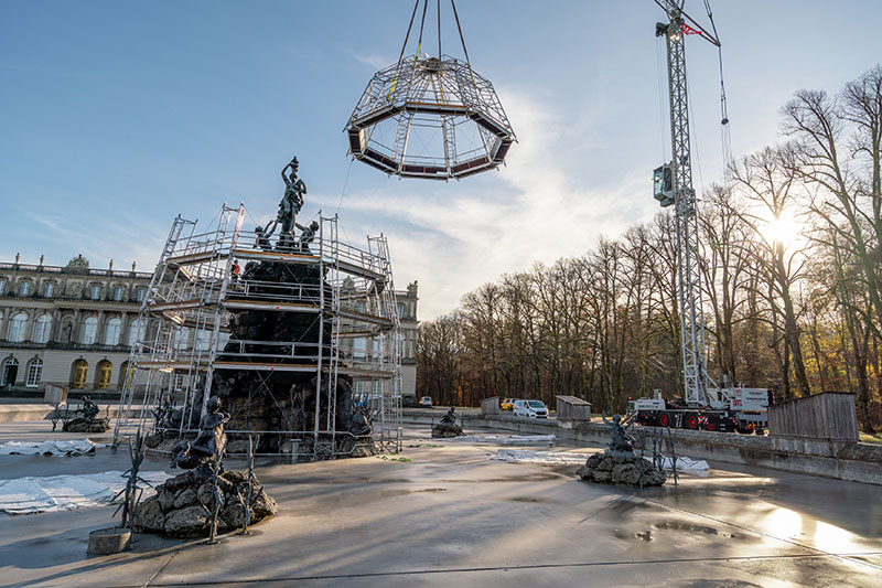 Liebherr mobile construction crane on Herreninsel: winter protection for the castle fountains