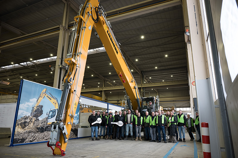 Klaas Bijlsma BV takes delivery of its 100<sup>th</sup> earthmoving machine from Liebherr-France SAS