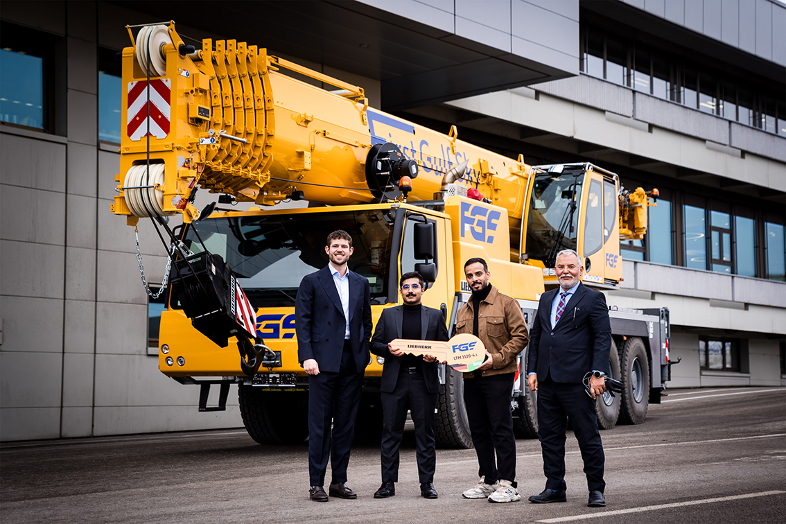 Powerful all-rounders: three LTM 1120-4.1 Liebherr mobile cranes for First Gulf Sky
