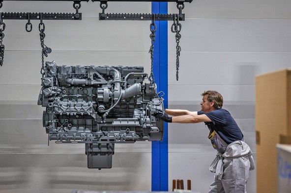 Currently, Liebherr offers multiple alternative drive options including HVO, battery-electric machines, hydrogen engines, hybrid drive and autonomous drive systems.