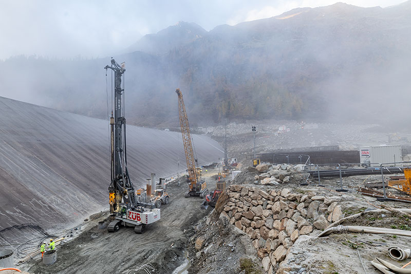 Alpine drilling: Liebherr machines heighten reservoir dam