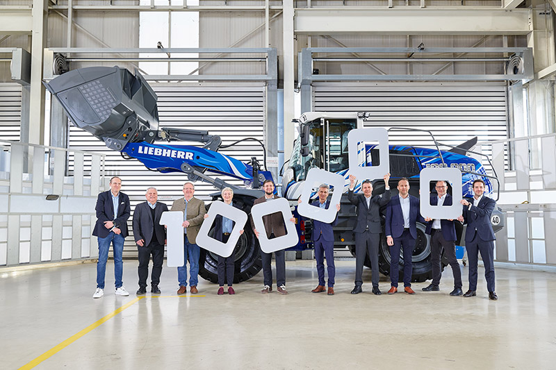 100,000<sup>th</sup> wheel loader marks a milestone: Liebherr celebrates with STORK at its Bischofshofen plant