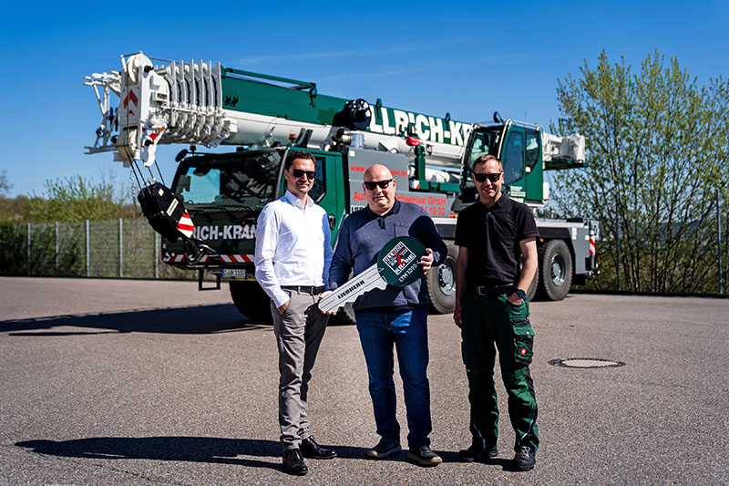 Partnership on an equal footing: Ullrich Krane takes delivery of Liebherr LTM 1090-4.2