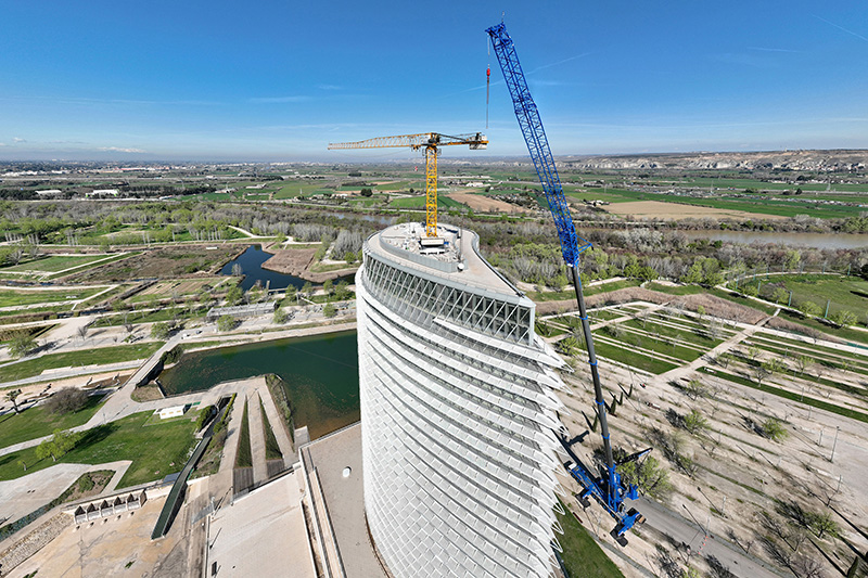 Liebherr cranes support the renovation and extension of the Torre del Agua in Zaragoza