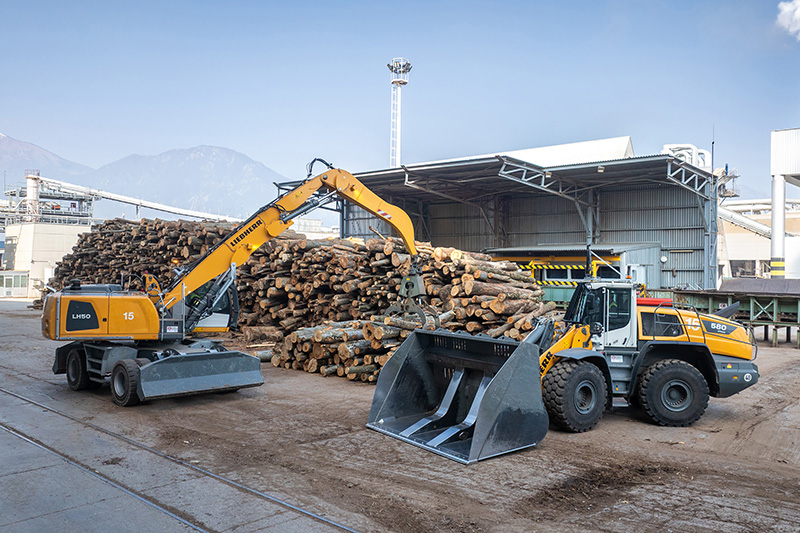 Working round the clock in the timber industry: Liebherr wheel loaders and material handlers in northern Italy