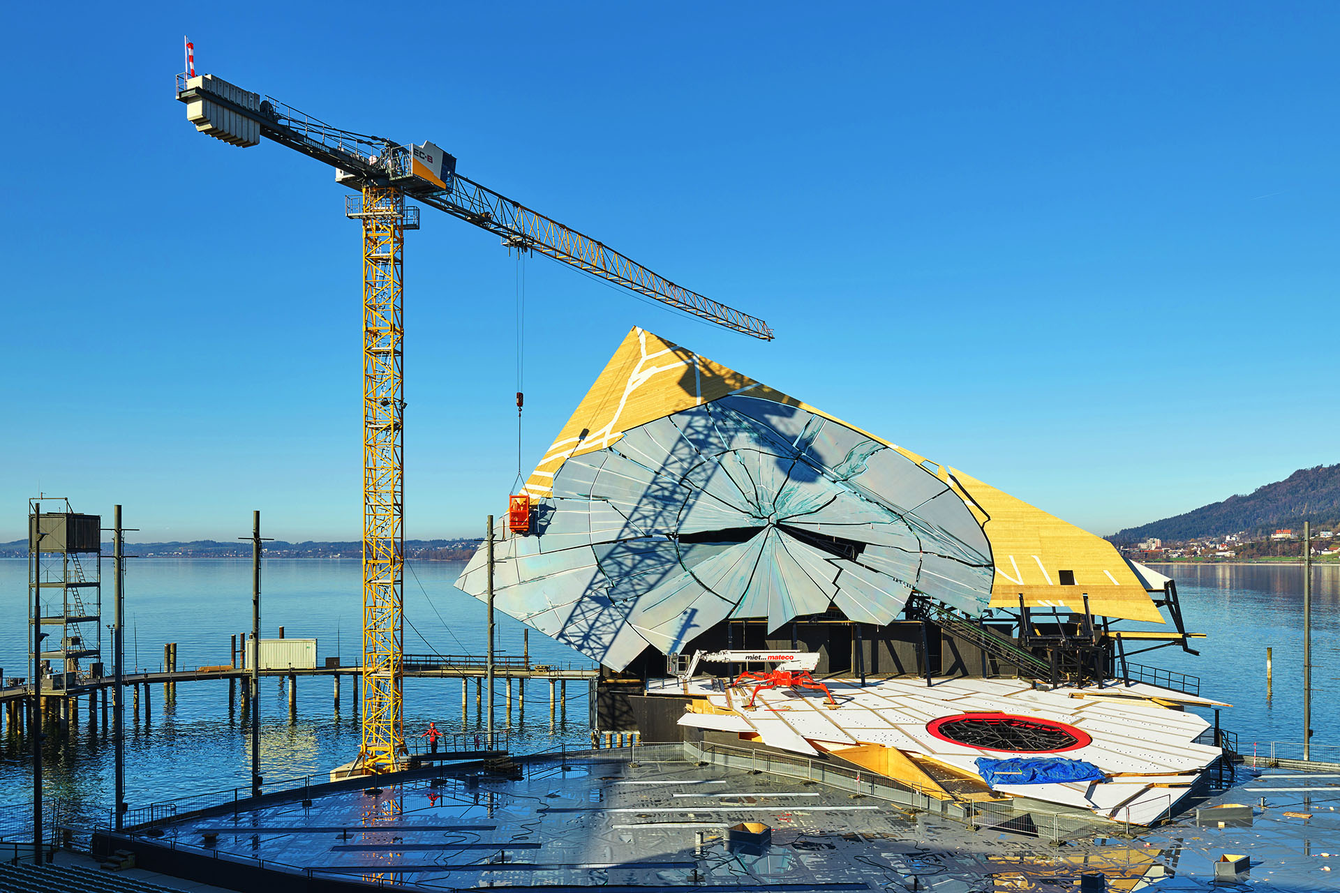 When the opera is reflected in the lake: Liebherr 150 EC-B flat-top crane erects the stage set for “La traviata”