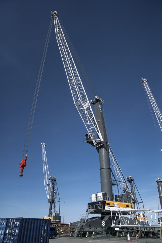 Broekman Logistics expands heavy-lift capacity in Rotterdam with Liebherr LHM 800