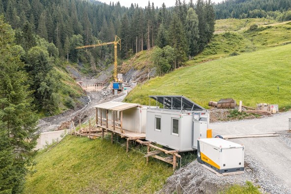Die Maschine ist nur ein Teil der Antwort. Diese Baustelle in den österreichischen Alpen läuft auf einem integrierten Energiesystem – ein Beweis dafür, dass die eigentliche Lösung im Ökosystem rund um die Maschine liegt.
