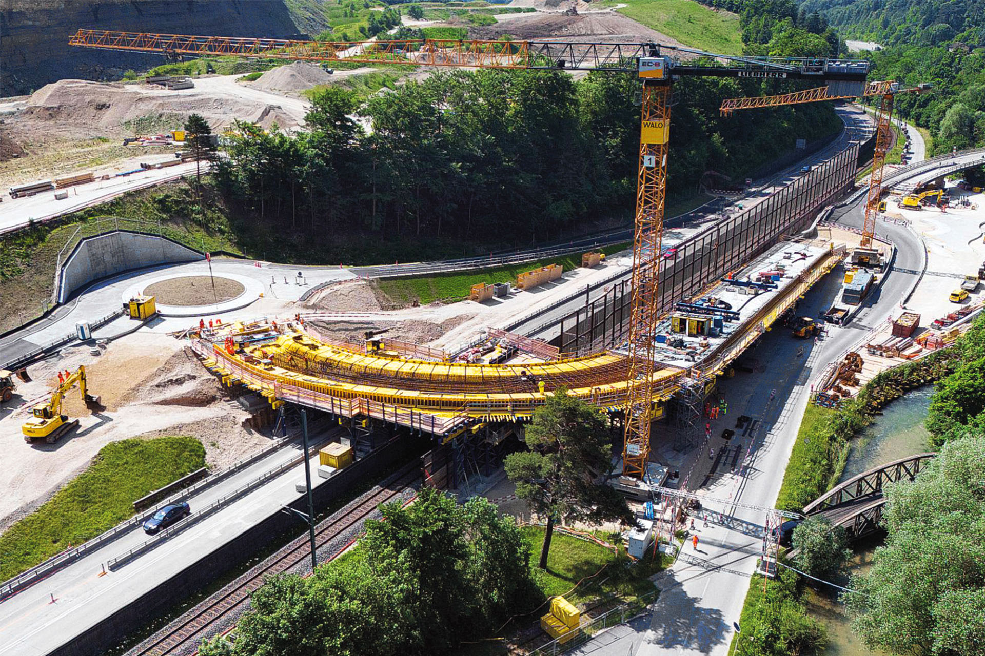 Brückenbau im Nadelöhr: Liebherr-Krane unterstützen an der Schweizer Nationalstraße N16
