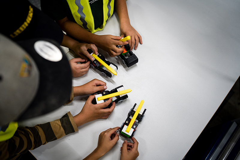 Technik hautnah: Liebherr öffnet Werk für Ehinger Kindergartenkinder