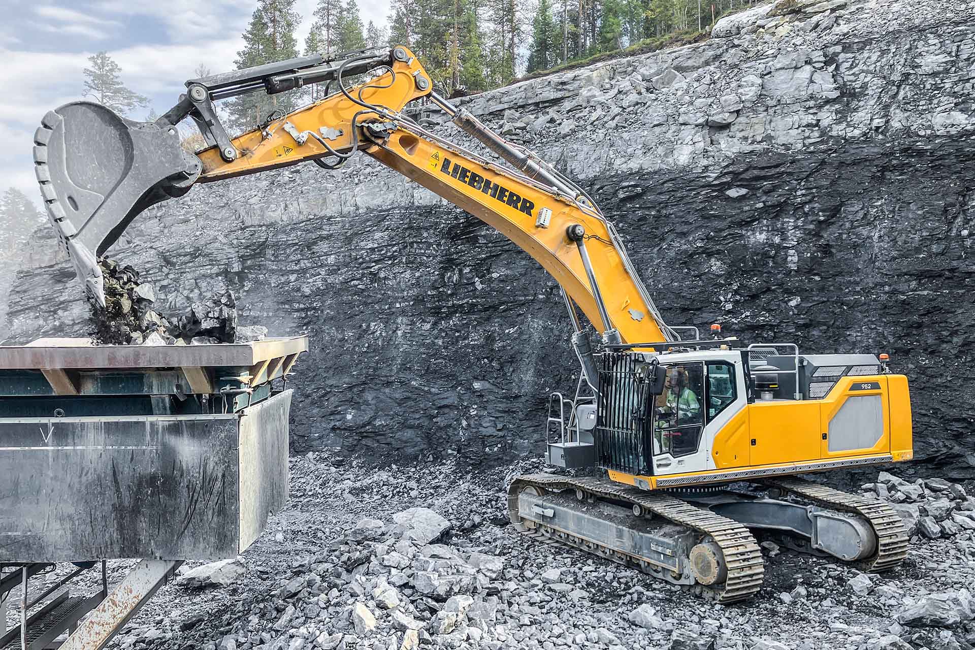 World premiere at steinexpo: Liebherr launches a range of crawler excavators designed for the 50-tonne segment